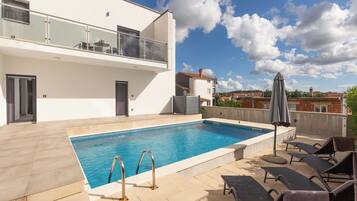 Sisäuima-allas, ulkouima-allas