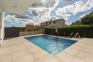 Innendørsbasseng og utendørsbasseng