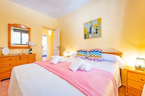 3 bedrooms, iron/ironing board, free WiFi, bed sheets - Villa Ecalinda - Plusholidays (Calpe)