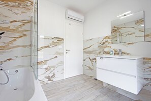 Apartment (A1) | Bathroom | Shower, toilet paper - Apartment Tin (Sveti Filip i Jakov)