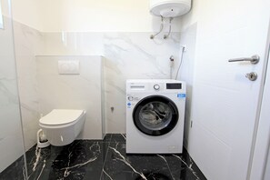 Apartment (A1) | Badezimmer | Dusche, Toilettenpapier