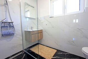 Apartment (A1) | Badezimmer | Dusche, Toilettenpapier