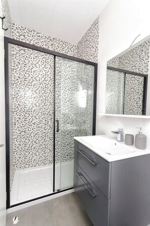 Studio (A3) | Bathroom | Towels - Apartments Darinka (Vodice)