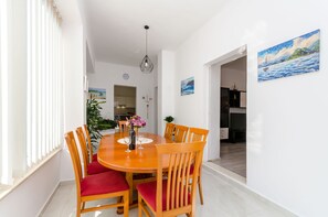 Apartemen (A1) | Tempat makan