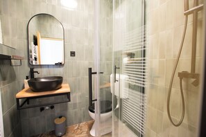 Studio (A2) | Bathroom | Shower, towels, soap, toilet paper - Apartments Hari (Rab)