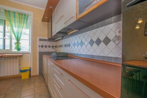 Apartamento (A3) | Cozinha privada | Geladeira, micro-ondas, fogão, cooktop