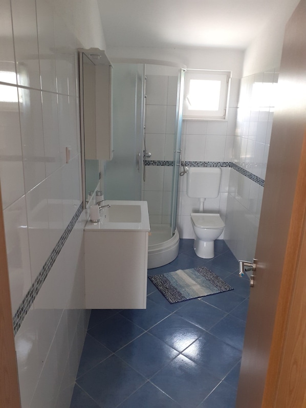 Apartment (A2) | Bathroom | Shower, towels, toilet paper - Apartments Marija (Rogoznica)