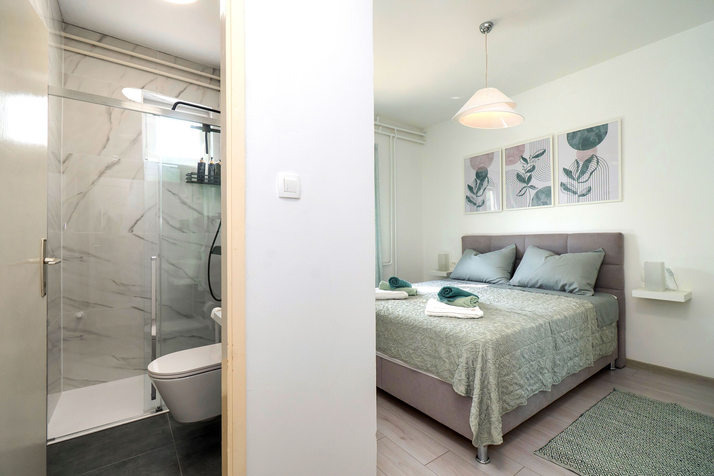 Une salle de bain moderne avec une douche à parois de verre et des toilettes.