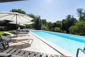Piscina externa, piscina infinita, funciona piscina, guarda-sóis