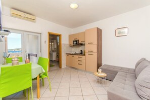 Departamento (A1) | Cocina privada | Refrigerador, horno, parrilla de estufa y cafetera de espresso 