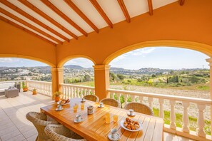 Outdoor dining - Villa Pastor - Plusholidays (Calpe)