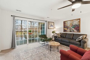 Condo, nhiều giường, ban công (Modern Fishing Lodge) | Khu phòng khách