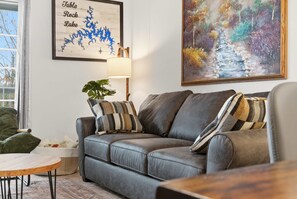 Living area - Modern Fishing Lodge 8ppl (Branson)