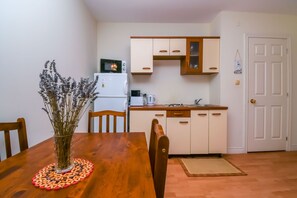Appartamento (A1) | Cucina privata | Frigorifero, microonde, piano cottura, macchina per caffè espresso