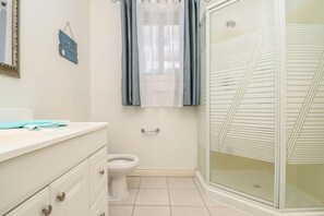 Apartamento (A1) | Banheiro | Chuveiro, toalhas de banho