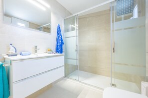 Een douche, een haardroger, handdoeken