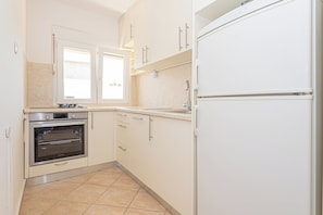 Apartment (A3) | Private kitchen | Fridge, oven, stovetop, electric kettle - Apartments Villa Radelj B&B (Tisno)