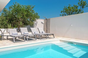 Una piscina al aire libre, una piscina climatizada (24 horas), tumbonas