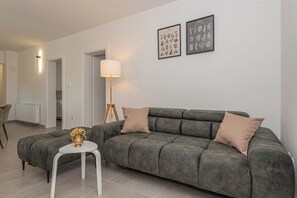 Apartment (A2) | Living room | Netflix - Apartments Villa Radelj B&B (Tisno)