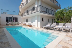 Una piscina al aire libre, una piscina climatizada (24 horas), tumbonas