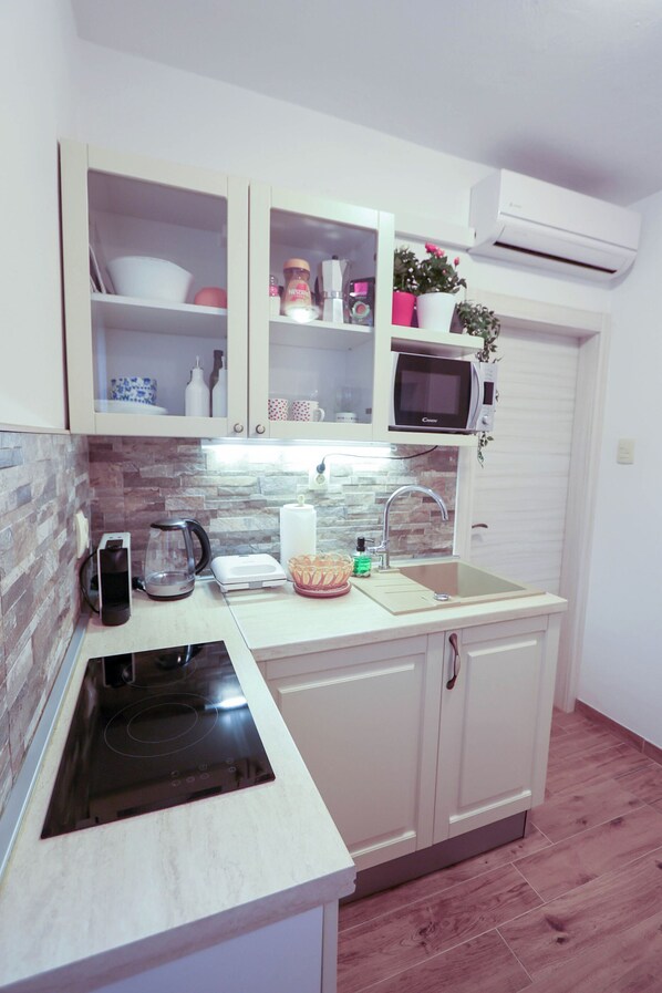 Apartamento (A1) | Cozinha privada | Frigobar, micro-ondas, cooktop, chaleira elétrica
