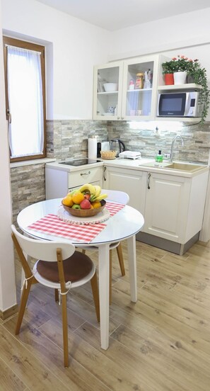 Appartement (A1) | Cuisine privée | Mini-réfrigérateur, four à micro-ondes, surface de cuisson