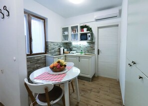 Appartement (A1) | Cuisine privée | Mini-réfrigérateur, four à micro-ondes, surface de cuisson