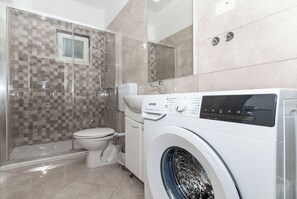 Douche, serviettes fournies, savon, papier de toilette