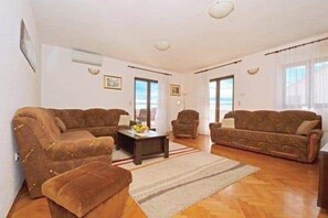 House | Living room | Smart TV, Netflix - House D&D (Okrug)