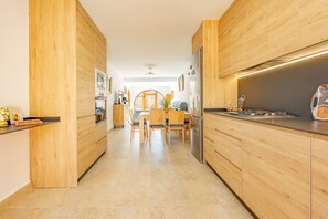 Coffee/tea maker, fridge, microwave, oven - Welcome Bungalow - PlusHolidays (Calpe)