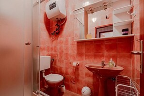 Apartamento (A1) | Baño | Ducha, toallas, jabón y champú