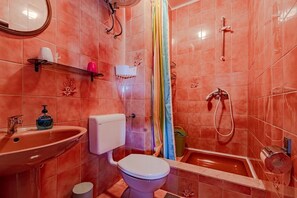 Apartamento (A2) | Banheiro | Chuveiro, toalhas de banho, sabonete, shampoo
