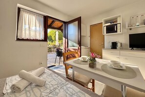 Apartment (A2) | Tempat makan