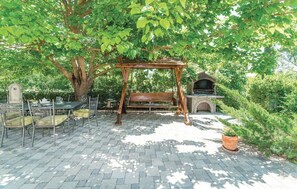 Outdoor dining - House Back to Nature (Drnis)