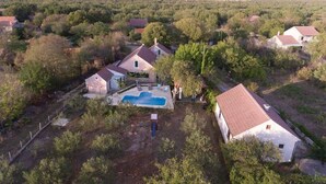 Un quartier résidentiel avec des maisons, une piscine et de nombreux espaces verts.