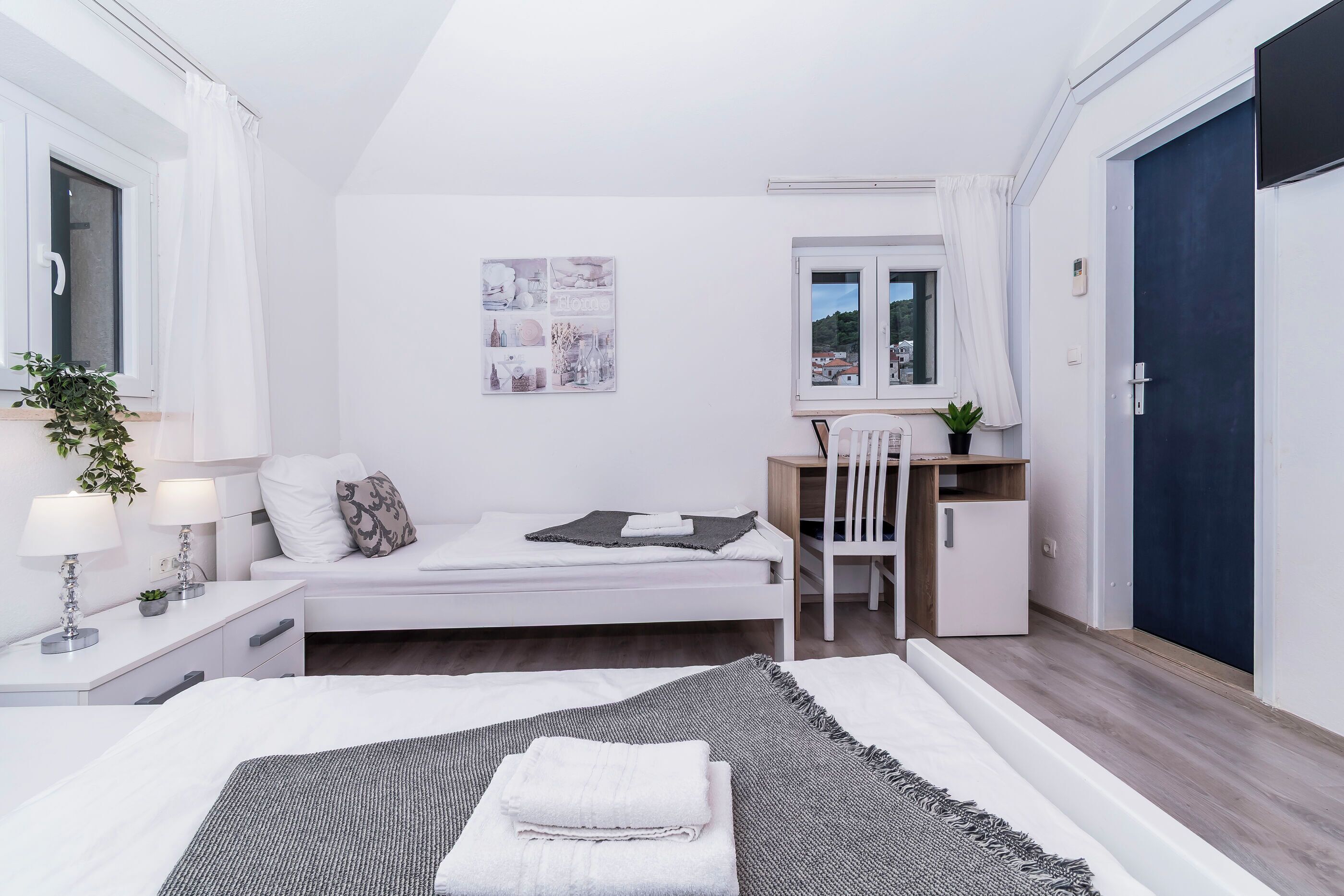 Room (S301) | In-room safe, laptop workspace, free WiFi