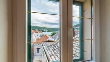 Room (S208) | Interior