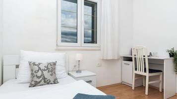 Huone (S208) | Tallelokero huoneessa, kannettavalle tietokoneelle sopiva työtila