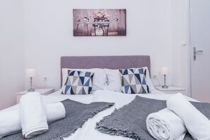 Habitación (S206) | Caja de seguridad en la habitación y espacio para trabajar con laptop 