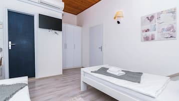 Room (S301) | In-room safe, laptop workspace, free WiFi