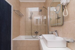 Camera (S206) | Bagno | Doccia, asciugamani, sapone, shampoo