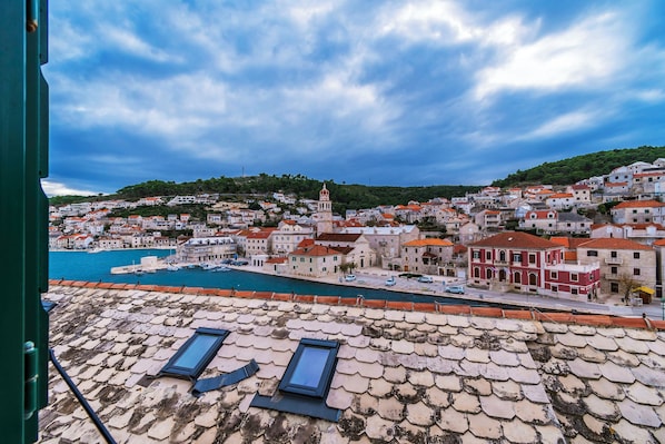 A coastal town with terracotta-roofed buildings, a prominent church, and a marina. - Rooms Bed and Breakfast Blanc (Pucisca)