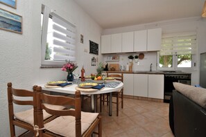 Talo | Yksityinen keittiö | Jääkaappi, uuni, liesi, espressokone