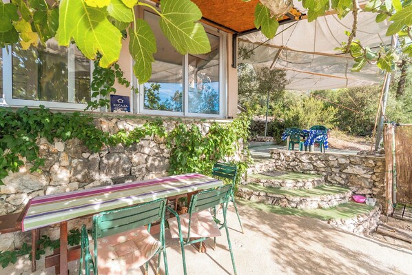 Outdoor dining - House Lady Anna (Pasman)