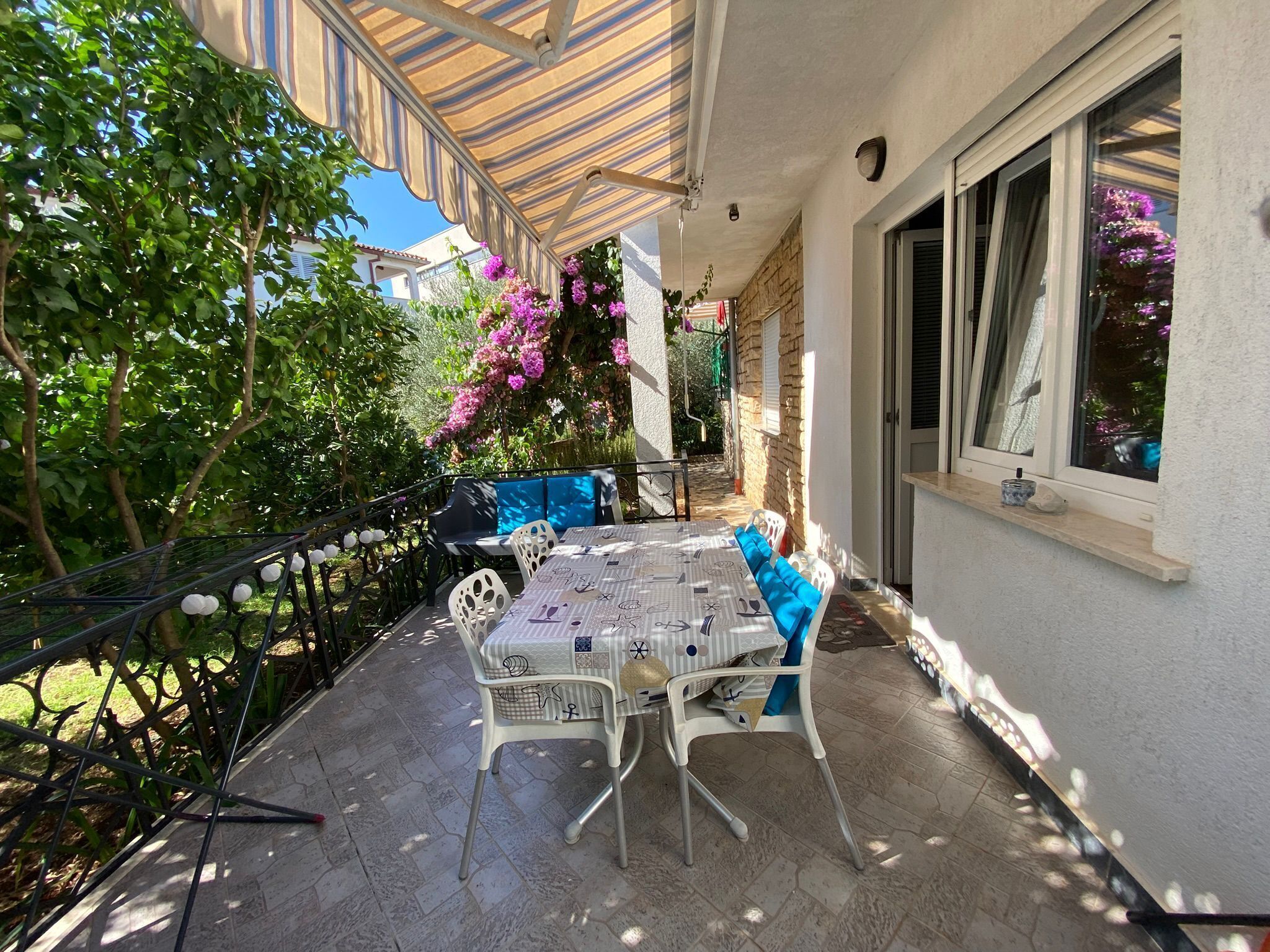 룸 (S1) | 테라스/파티오