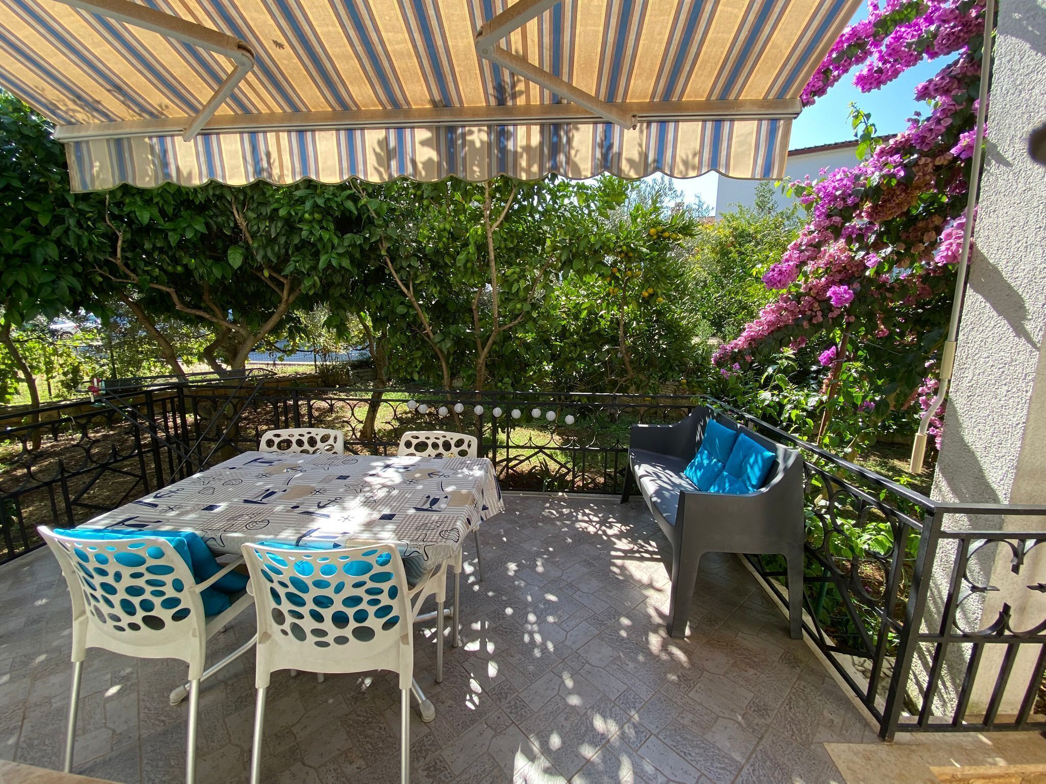 Room (S1) | Terrace/patio