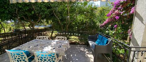 Room (S1) | Terrace/patio