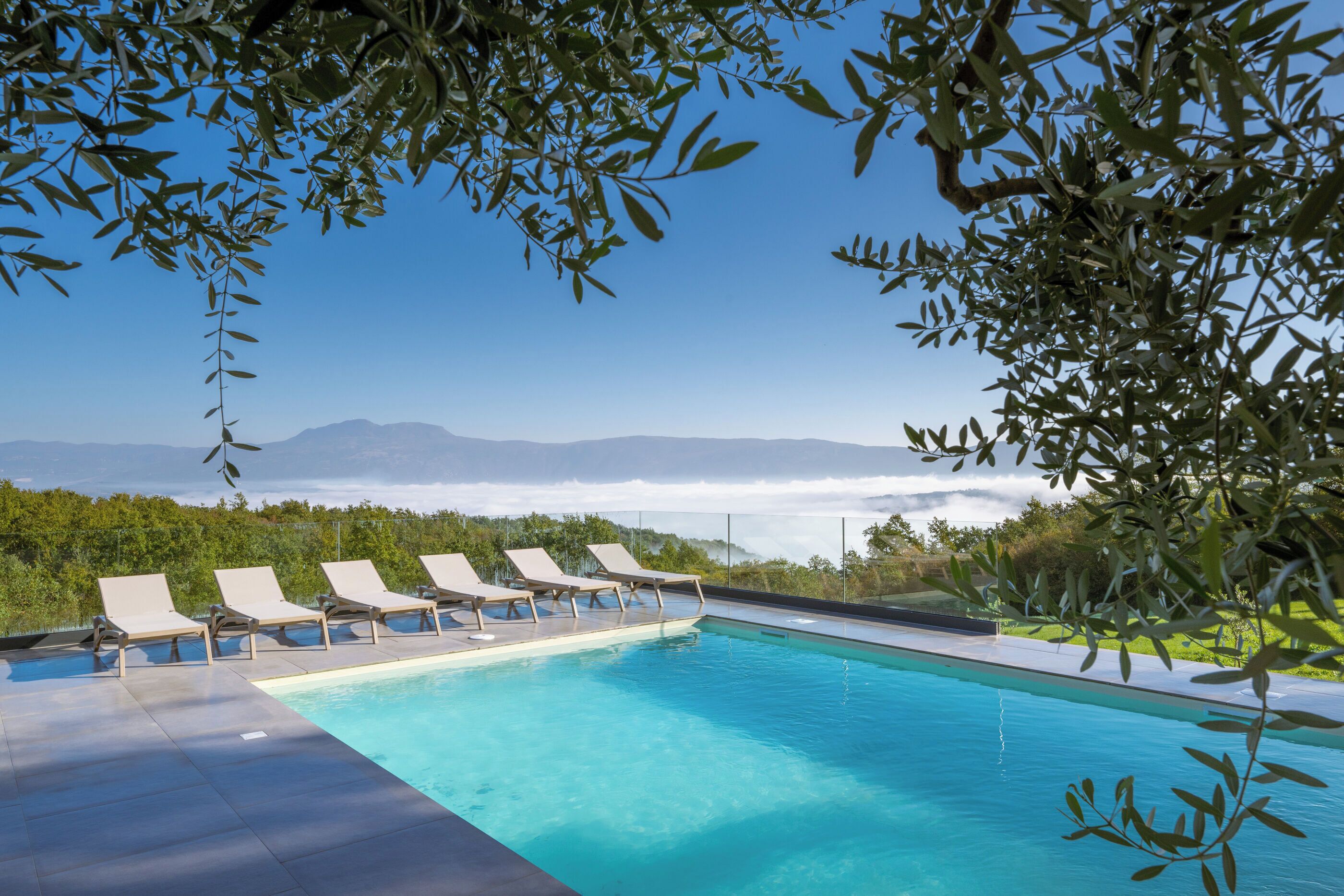 Una piscina cubierta, una piscina al aire libre