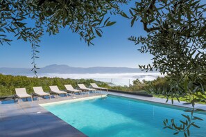Una piscina techada, una piscina al aire libre