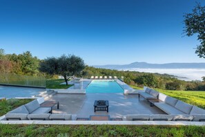 Una piscina cubierta, una piscina al aire libre